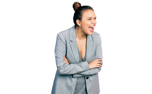 若いヒスパニック系の女の子は怒ってビジネス服を着て、怒りで叫んで、フラストレーションと激怒叫んで怒っている。怒りと攻撃的な考え方.  - 写真・画像