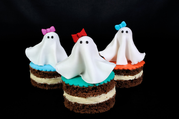 Marzipan-Geister auf der Torte - Foto, Bild