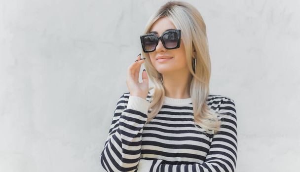  60s-70s look. Woman blonde hair vintage makeup wear striped jumper, fashionable concept - 写真・画像