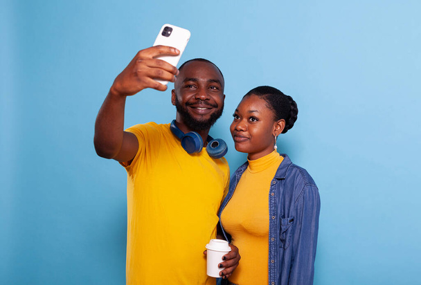 Šťastný pár se selfie na smartphone ve studiu - Fotografie, Obrázek