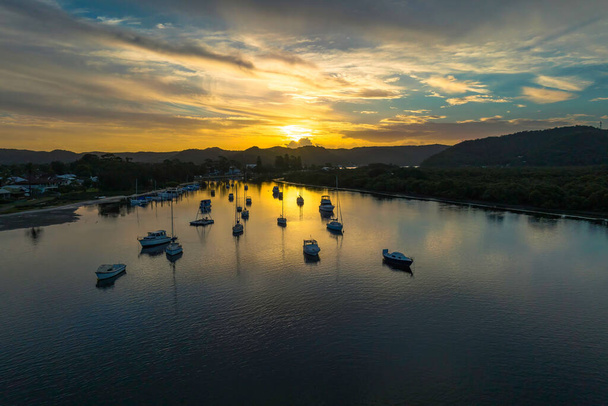 Coucher de soleil et bateaux au bord de l'eau à Woy Woy sur la côte centrale, NSW, Australie. - Photo, image