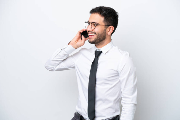 Üzleti brazil férfi elszigetelt fehér háttér tartja a beszélgetést a mobiltelefon - Fotó, kép