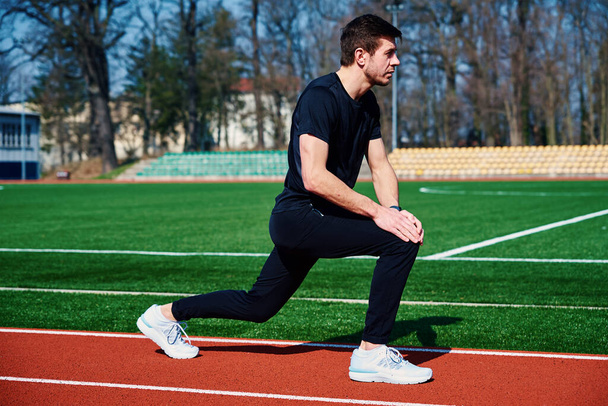 Hombre deportivo preparándose para correr al aire libre - Foto, imagen