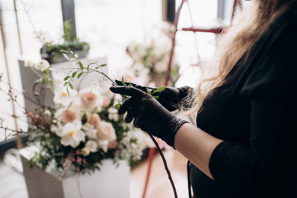 Çiçekçi bir çiçekçide buket yapıyor. - Fotoğraf, Görsel