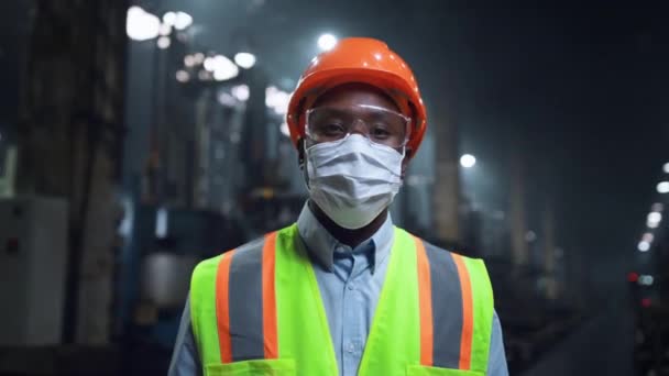 Mechanisch dragen gezichtsmasker op zoek camera bij de fabricage bedrijf fabriek. - Video