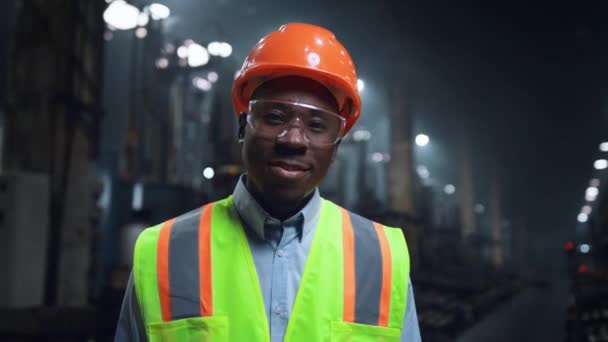 Enthousiaste ingénieur sourire caméra à la fabrication usine de production gros plan - Séquence, vidéo