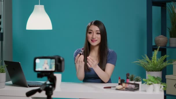 Twórca treści robi rekomendację szminki w studio - Materiał filmowy, wideo