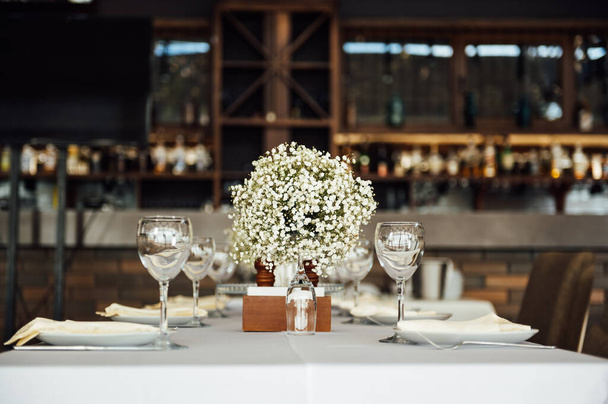 Wedding table setting for guests in a restaurant - Foto, immagini
