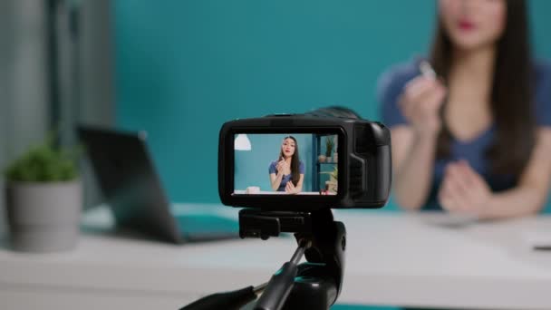 Mujer blogger grabación belleza videoblog en cámara - Metraje, vídeo