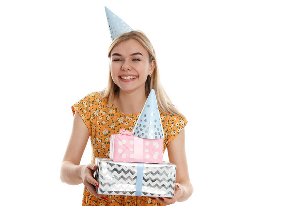 Концепция с днем рождения, молодая женщина изолированы на белом фоне - Фото, изображение
