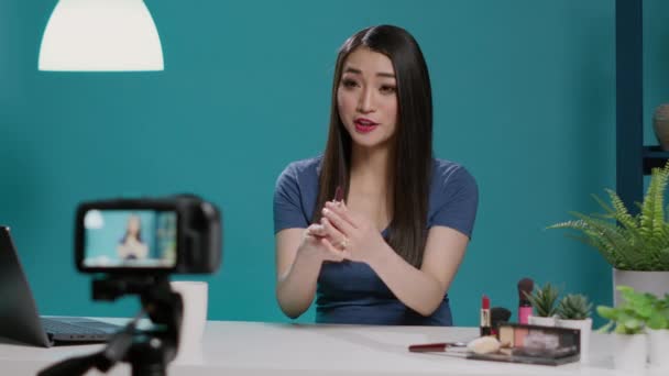 Asiatischer Influencer überprüft Lippenstift-Produkt vor Vlogging-Kamera - Filmmaterial, Video