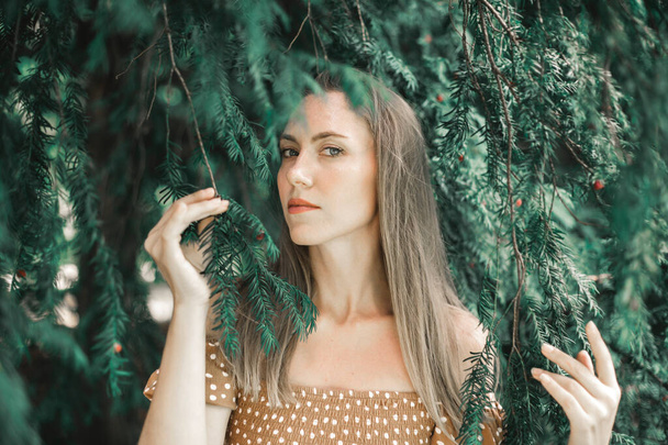 portrait of young woman in a park - Fotoğraf, Görsel