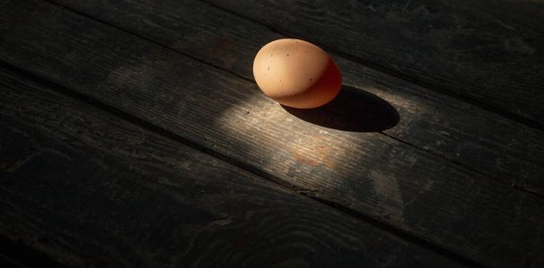 Huevo de pollo sobre fondo de madera. Concepto: mercado, huevos, comida - Foto, imagen