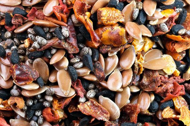 Eine Mischung aus aromatischen Gewürzen und Samen, Paprika und Kräutern zum Kochen von Fleisch und Geflügel in Nahaufnahme Makrofotografie - Foto, Bild