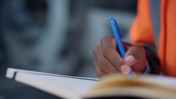Analista mãos escrever notas em fábrica closeup. Homem de pele marrom usar notebook - Filmagem, Vídeo