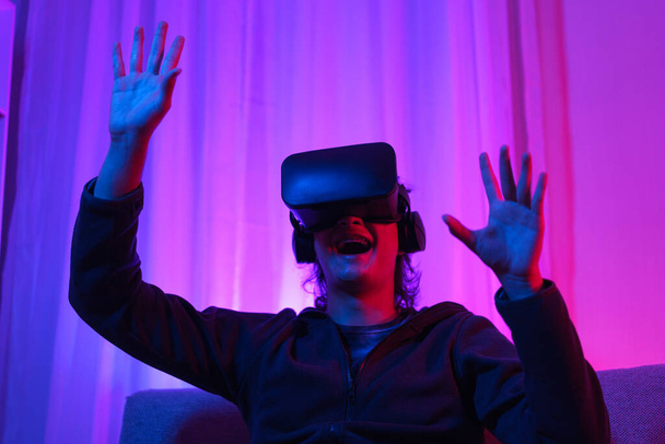 Metawertyczna koncepcja technologii, Człowiek nosi okulary VR i bawić się dotykać doświadczenia w wirtualnym świecie. - Zdjęcie, obraz