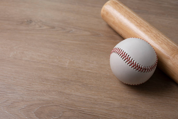 Zamknij baseball i kij bejsbolowy na drewnianym tle stołu, koncepcja sportu  - Zdjęcie, obraz