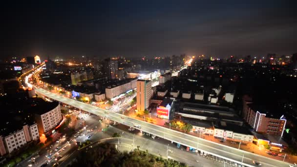 noční pohled na most a město v Šanghajském porcelánu - Záběry, video
