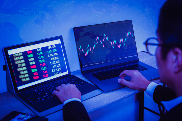 Zakenman met statistische grafiek van de aandelenmarkt financiële analyse op laptop scherm en technologie concept. - Foto, afbeelding