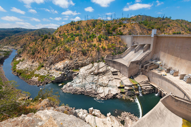 Zapora Rapel nad rzeką Rapel, elektrownia wodna w regionie VI Chile. - Zdjęcie, obraz
