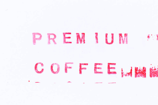 Punainen väri muste kumi leima sana premium kahvia valkoisella paperilla tausta - Valokuva, kuva