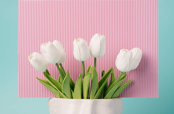 Fiori di tulipano in un vaso contro lo sfondo rosa ondulato. Primavera, estate concetto floreale. - Foto, immagini
