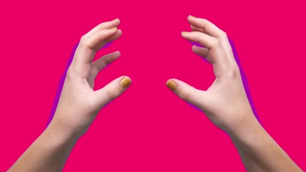 Dwie kobiece dłonie z ruchomymi palcami - Materiał filmowy, wideo