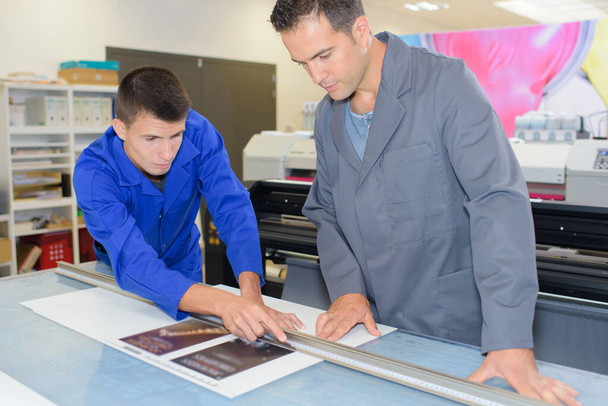printing apprentice learning the technique - Valokuva, kuva