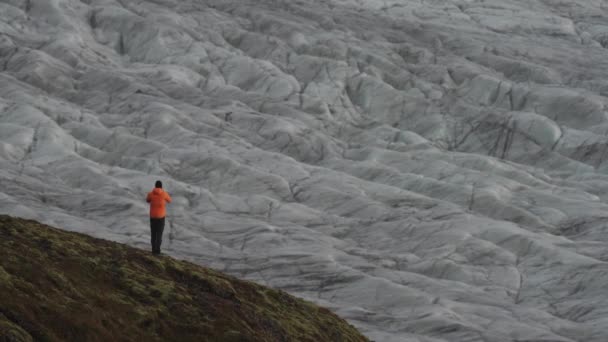 Vista traseira turística tirando fotos de geleira maciça - Filmagem, Vídeo