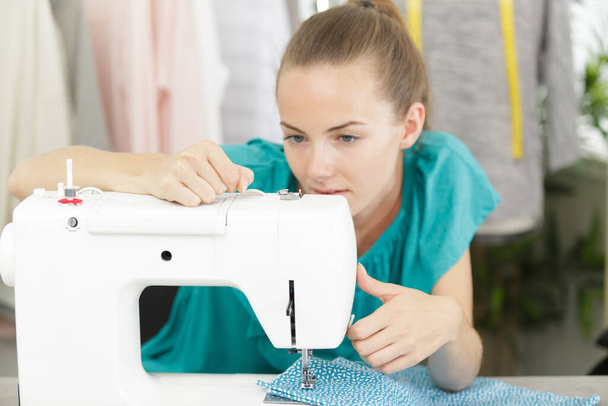 young lady threading sewing machine - Fotografie, Obrázek