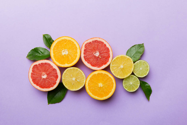 Frutta di sottofondo. Frutta fresca colorata su tavola colorata. Arancio, limone, pompelmo Spazio per un concetto sano di testo. Layout piatto, vista dall'alto, spazio di copia. - Foto, immagini
