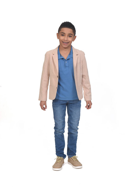 retrato completo de niño con chaqueta sobre fondo blanco - Foto, Imagen