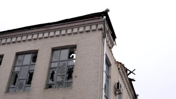 Chernihiv Ουκρανία 2022. Ένα κατεστραμμένο κτίριο μετά από επίθεση πυραύλου. Αποτέλεσμα εκτόξευσης πυραύλων ή πυροβολικού από ρωσικό στρατό κατά τη διάρκεια επίθεσης της Ρωσικής Ομοσπονδίας στην Ουκρανία. - Πλάνα, βίντεο