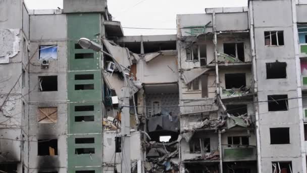 ウクライナ2022年。ロケット攻撃後に破壊された建物。ロシア連邦によるウクライナ攻撃中のロシア軍による住宅建築物のロケットまたは砲撃の結果. - 映像、動画