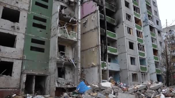 Tchernihiv Ukraine 2022. Un bâtiment détruit après une attaque de roquette. Résultat du bombardement de roquettes ou d'artillerie de bâtiments résidentiels par l'armée russe lors de l'attaque de la Fédération de Russie contre l'Ukraine. - Séquence, vidéo