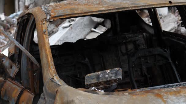 Черниговская Украина 2022: Сгорели гражданские автомобили на фоне разрушенного здания в результате воздушного нападения. Результат ракетного или артиллерийского обстрела армией Российской Федерации. Война - Кадры, видео