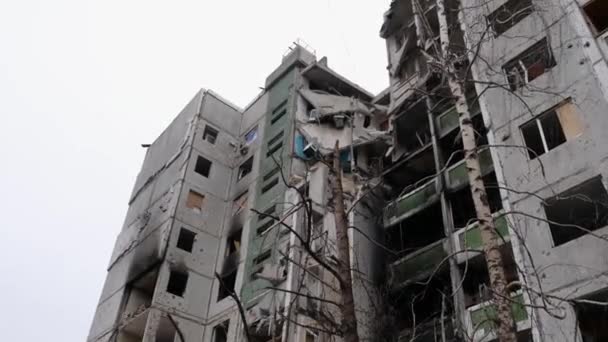 Tsjernihiv Oekraïne 2022: Een verwoest gebouw na luchtaanval. Resultaat van raket of artillerie beschietingen residentiële gebouwen door Russische Federatie leger. Ruïnes tijdens de Russische Oorlog tegen Oekraïne. - Video