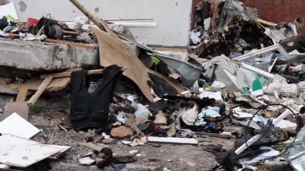 Chernihiv Ukrajna 2022: Egy lerombolt épület légi támadás után. Az Orosz Föderációs hadsereg rakéta- vagy tüzérségi bombázásainak eredménye. Romok az orosz háború alatt Ukrajna ellen. - Felvétel, videó