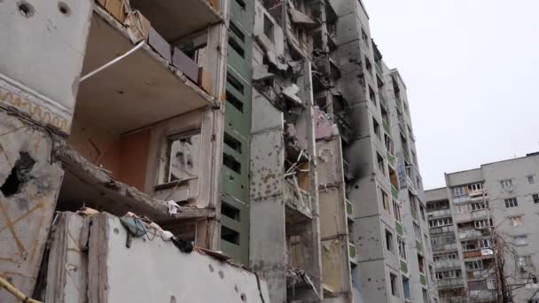 Tchernihiv Ukraine 2022 : Un bâtiment détruit après une attaque aérienne. Résultat du bombardement de roquettes ou d'artillerie de bâtiments résidentiels par l'armée de la Fédération de Russie. Ruines pendant la guerre de Russie contre l'Ukraine. - Séquence, vidéo