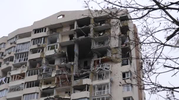 Chernihiv Ucrânia 2022: Um edifício destruído após ataque aéreo. Resultado do bombardeio de foguetes ou artilharia edifícios residenciais pelo exército da Federação Russa. Ruínas durante a Guerra da Rússia contra a Ucrânia. - Filmagem, Vídeo
