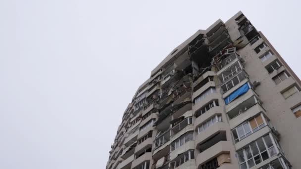 Chernihiv Ukraine 2022: Ένα κατεστραμμένο κτίριο μετά από αεροπορική επίθεση. Αποτέλεσμα βομβαρδισμού κτιρίων κατοικιών από τον στρατό της Ρωσικής Ομοσπονδίας. Καταστρέφει κατά τη διάρκεια του πολέμου της Ρωσίας κατά της Ουκρανίας. - Πλάνα, βίντεο