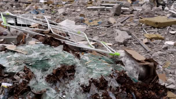 Tchernihiv Ukraine 2022 : Un bâtiment détruit après une attaque aérienne. Résultat du bombardement de roquettes ou d'artillerie de bâtiments résidentiels par l'armée de la Fédération de Russie. Ruines pendant la guerre de Russie contre l'Ukraine. - Séquence, vidéo
