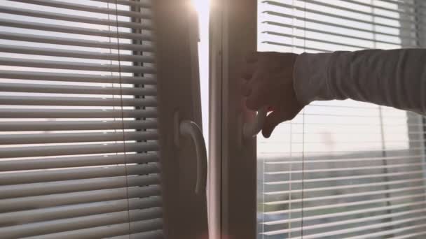 Закрыть человеку руку закрывая окно после вентиляции дома  - Кадры, видео