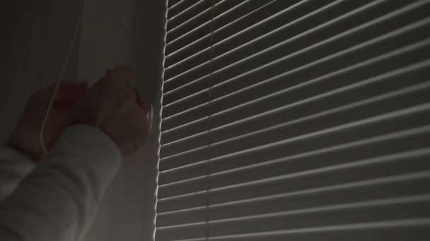 Κοντινό πλάνο χέρι ανθρώπου άνοιγμα οριζόντιες περσίδες παράθυρο με αντίγραφο χώρου  - Πλάνα, βίντεο