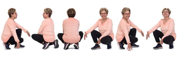 varias poses de la misma mujer mayor en cuclillas sobre fondo blanco - Foto, imagen
