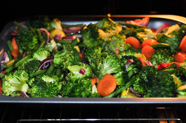 Smażone warzywa brokuły pieprz i fasola w piekarniku, zdrowe odżywianie. Wysokiej jakości zdjęcie - Zdjęcie, obraz