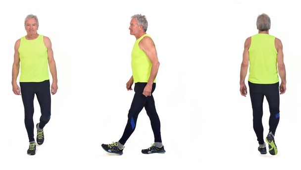μπροστά, πίσω και πλευρική άποψη του ίδιου ηλικιωμένου άνδρα με αθλητικά είδη που περπατούν σε λευκό φόντο - Φωτογραφία, εικόνα
