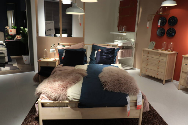 Haarlem, the Netherlands - October 9th, 2021: Ikea showroom, bed with matching bedding and pillows - Foto, Imagem