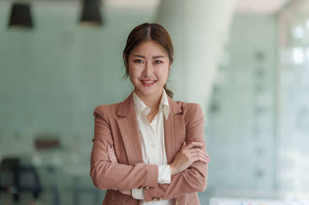 Krásná asijská podnikatelka sledující vzdělávací webinář na notebooku. Finanční koncepce. - Fotografie, Obrázek