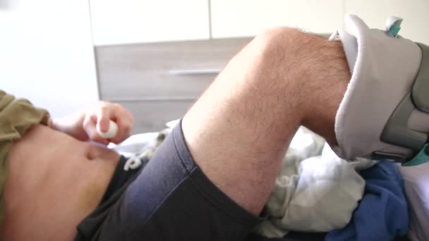 Homme européen présentant une rupture du tendon d'Achille après une opération de rupture s'auto-injecte de l'énoxaparine ou de la daltéparine dans son ventre par voie sous-cutanée avec une seringue préfabriquée pour éviter une thrombose infarctus du myocarde - Séquence, vidéo